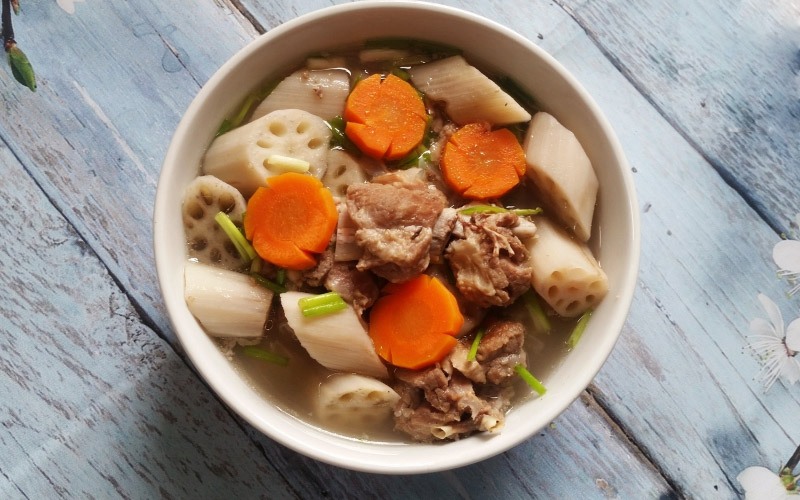 Canh củ sen hầm sườn non