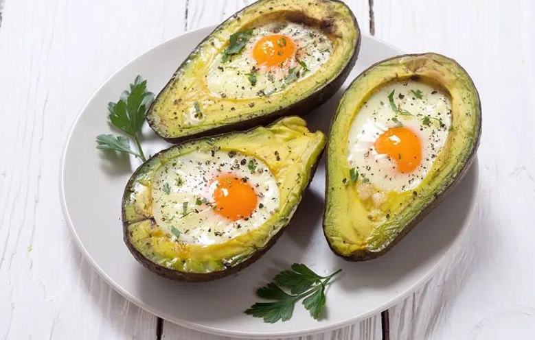 Kết hợp bơ với trứng theo cách này, chị em vừa có món ăn healthy, vừa chẳng mất nhiều công vào bếp! - Ảnh 1.