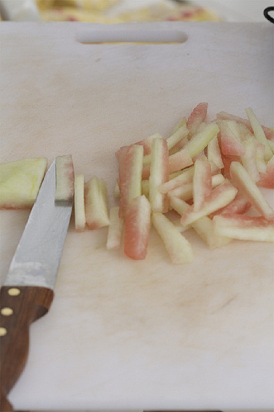 Độc lạ: Cách làm cùi dưa hấu ngâm chua ngọt ăn giải ngán cho những bữa cơm ngày Tết - Ảnh 2