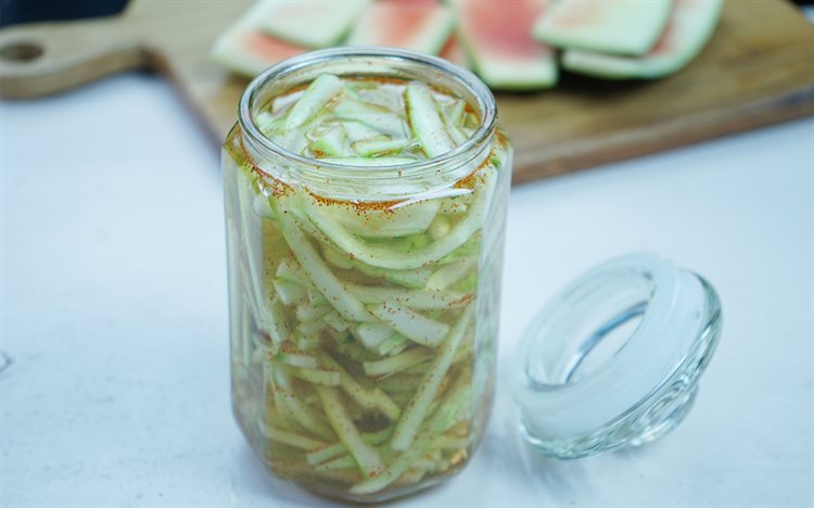Độc lạ: Cách làm cùi dưa hấu ngâm chua ngọt ăn giải ngán cho những bữa cơm ngày Tết - Ảnh 4