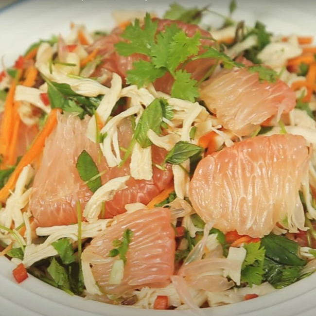 Mách chị em cách làm món gỏi bưởi - cá hồi vô cùng đơn giản mà lại ngon xuất sắc: Nếu đã chán cơm, chán thịt thì nhất định phải thử ngay! - Ảnh 1.