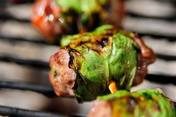 húng quế cuốn thịt bò nướng thơm ngon nức mũi