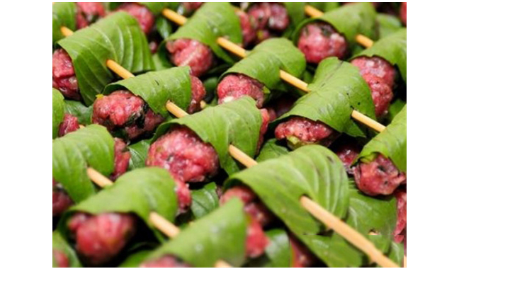 chúng ta lấy từng miếng thịt bò, cuộn lại thành hình tròn và chặt tay