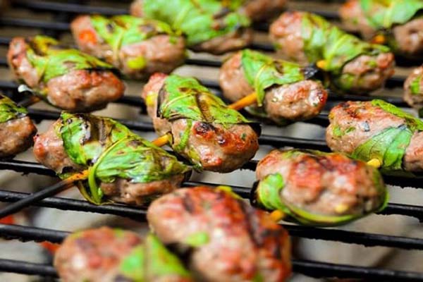 Từng xiên húng quế cuốn thịt bò thơm ngon nức mũi