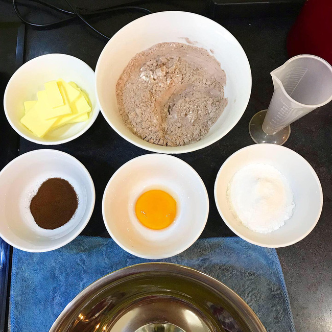 Bánh cookie hình hạt cà phê thơm nức mũi lại làm được bằng nồi chiên không dầu - Ảnh 1.