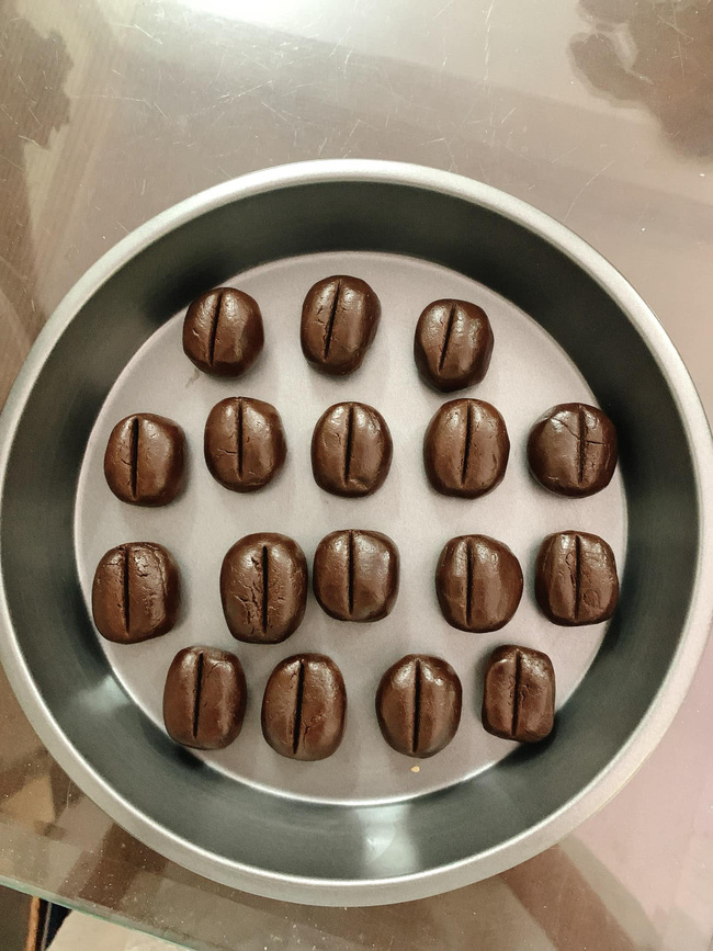 Bánh cookie hình hạt cà phê thơm nức mũi lại làm được bằng nồi chiên không dầu - Ảnh 2.
