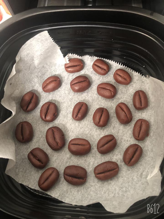 Bánh cookie hình hạt cà phê thơm nức mũi lại làm được bằng nồi chiên không dầu - Ảnh 3.