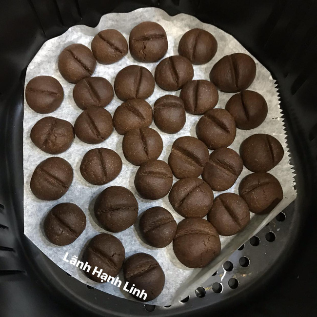 Bánh cookie hình hạt cà phê thơm nức mũi lại làm được bằng nồi chiên không dầu - Ảnh 4.