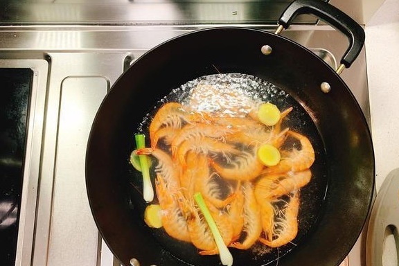Luộc tôm kỵ nhất cho thẳng vào nồi, thêm bước nữa tôm vừa ngọt lại không tanh - 4