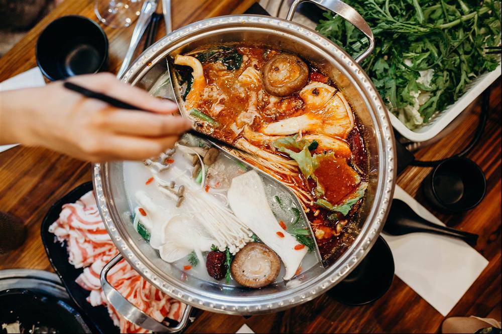 Ăn lẩu vào ngày lạnh: Những loại rau nên tránh nhúng vì có thể sản sinh độc tố gây nguy hại cho sức khỏe - Ảnh 3.