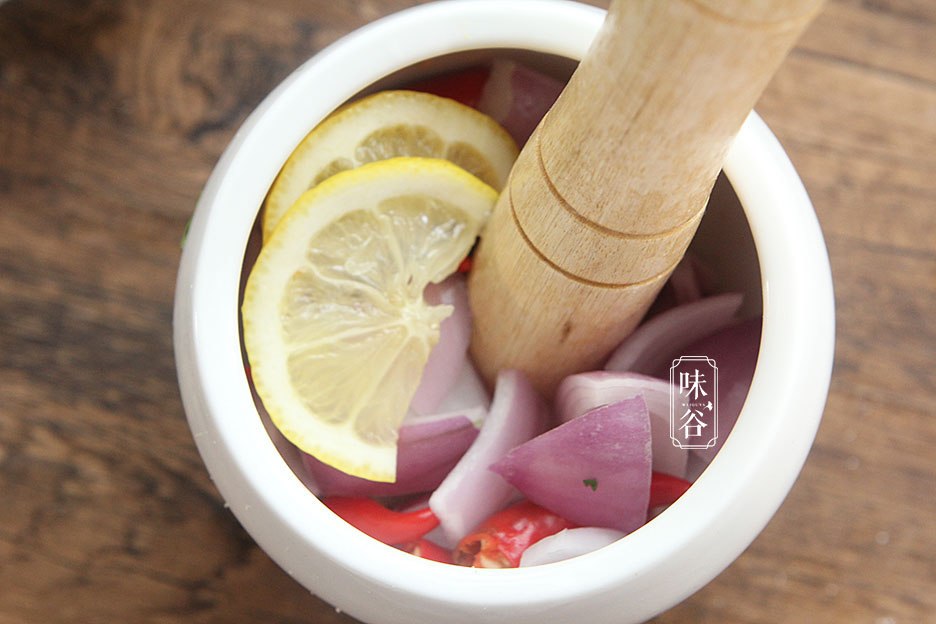 nang nong chang them gi, vo lam nom chan ga kieu nay chong con an ngay lap tuc - 4