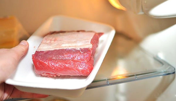 2 cách rã đông thịt sai lầm gây ảnh hưởng tới sức khỏe mà hầu hết chị em đều mắc phải, bạn có chắc mình không nằm trong số đó? - Ảnh 2.