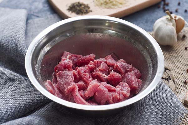 Ướp thịt bò và để khoảng cho thịt bò ngấm gia vị để nướng