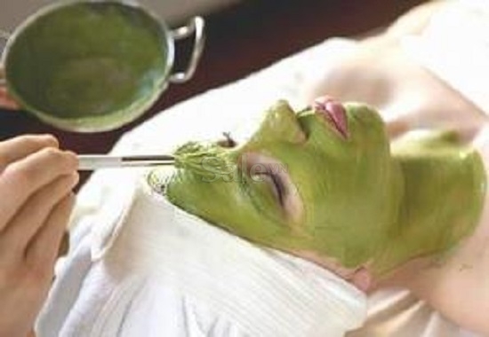 đắp mặt nạ trà xanh