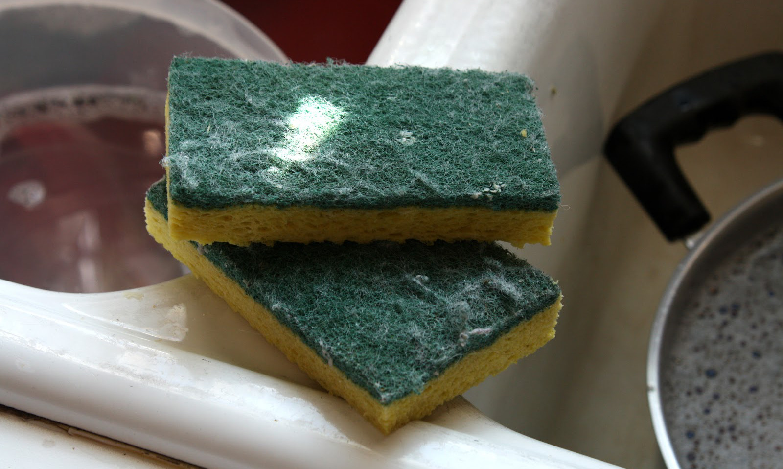 làm sạch các dụng cụ nhà bếp