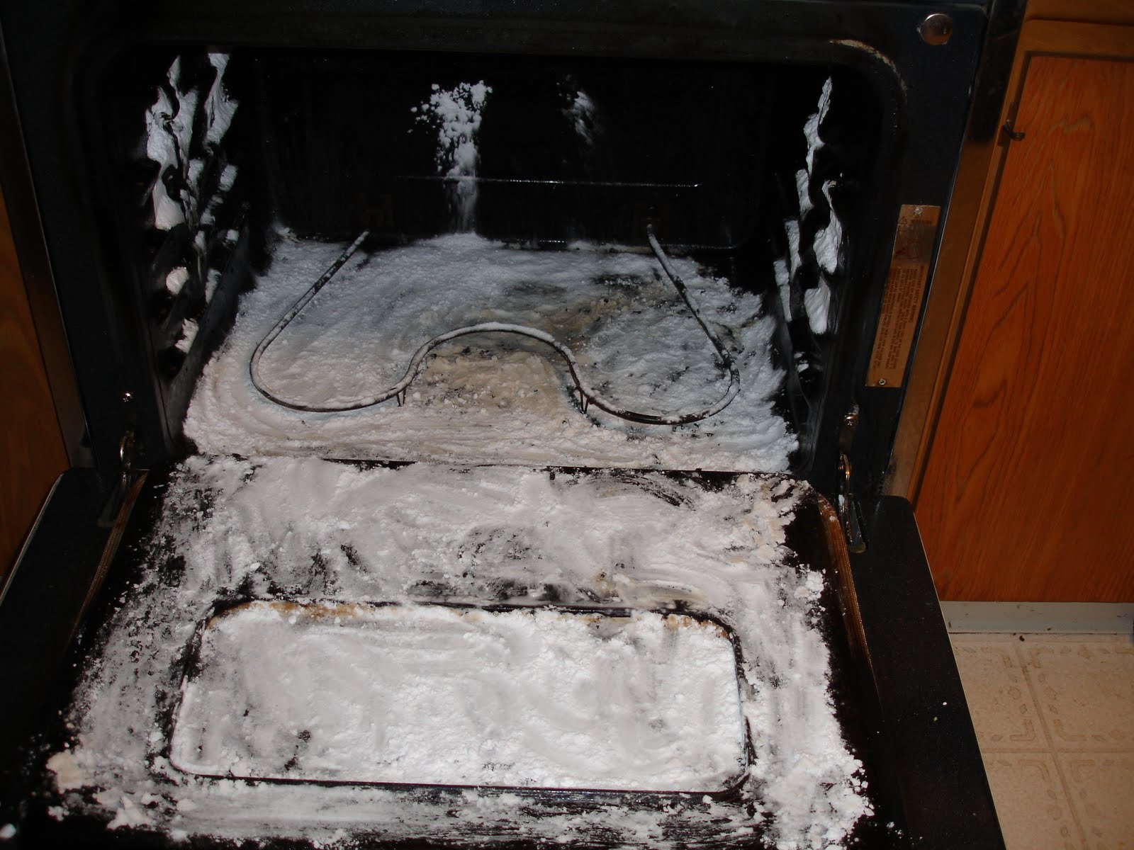 làm sạch các dụng cụ nhà bếp