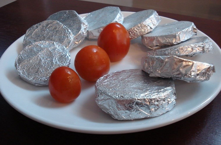 sử dụng giấy bạc bọc thức ăn