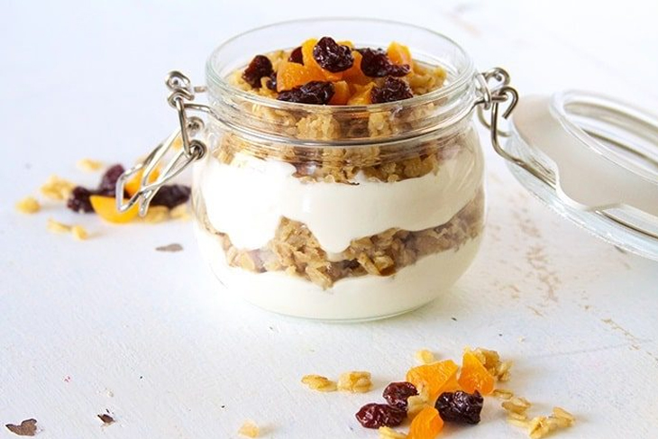 Yến mạch và trái cây khô