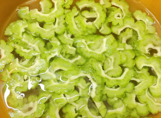 Gỏi mướp đắng tai heo giòn ngon