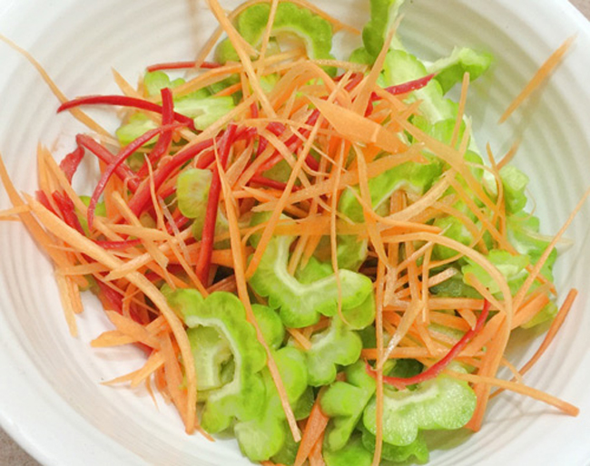 Gỏi mướp đắng tai heo giòn ngon