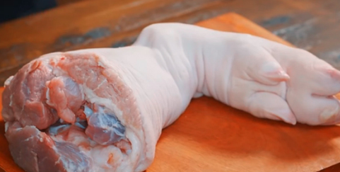 Nếu chưa biết luộc thịt chân giò đúng cách thì tuyệt đối đừng bỏ qua mẹo này - Ảnh 1.