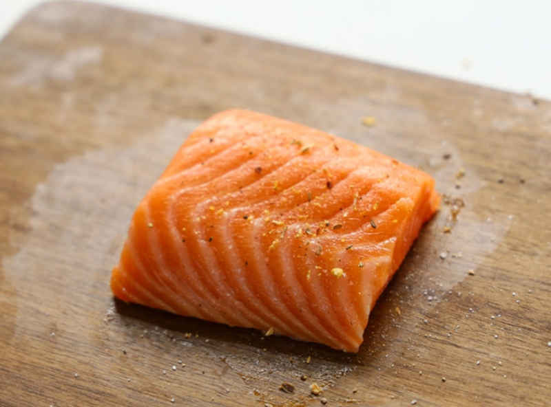 Tuyệt chiêu cho món cá hồi chiên mềm mướt bên trong, giòn thơm bên ngoài - Ảnh 2.