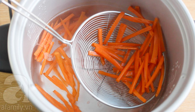 Tết này bỏ túi ngay cách làm giò bì hoa siêu đẹp siêu ngon này nhé các mẹ