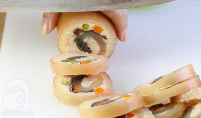 Tết này bỏ túi ngay cách làm giò bì hoa siêu đẹp siêu ngon này nhé các mẹ