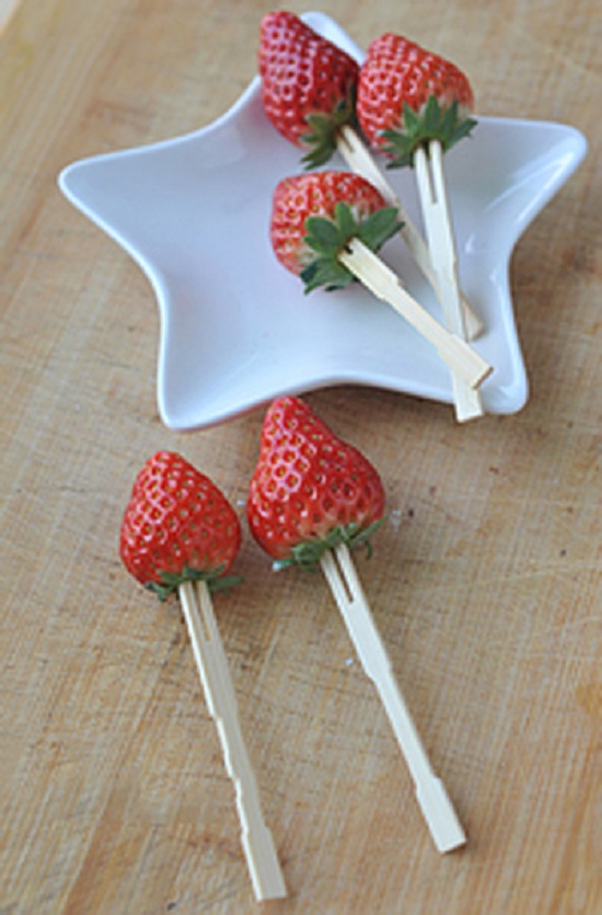 cắm nĩa tre vào dâu tây