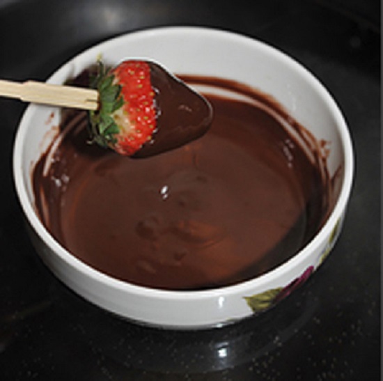 nhúng dâu tây vào chocolate 