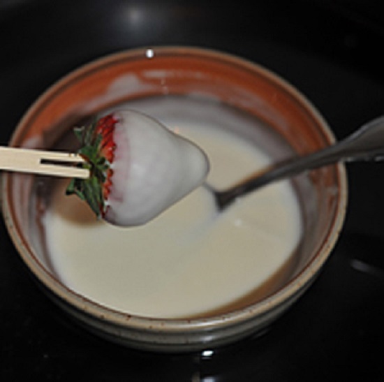 cho chocolate vào túi bắt kem