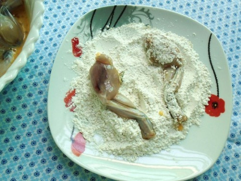 ếch tẩm bột chiên giòn