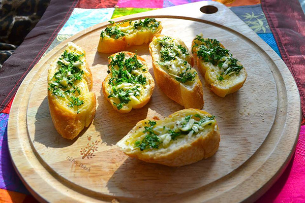 mê tít với bánh mì bơ tỏi thơm ngon