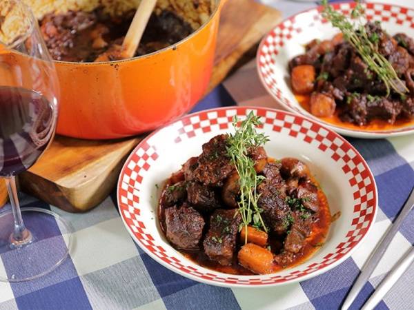 thỏ nấu rượu vang