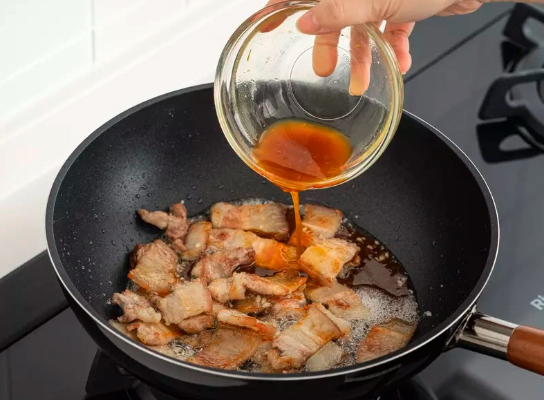 Thịt ba chỉ không rán cũng đừng rang cháy cạnh, thêm nguyên liệu này vào nấu cùng vừa ngon lại dễ làm - Ảnh 6. Thịt ba chỉ không rán cũng đừng rang cháy cạnh, thêm nguyên liệu này vào nấu cùng vừa ngon lại dễ làm - Ảnh 6.