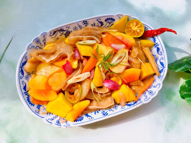 Tai heo sốt Thái chua ngọt cay cay hấp dẫn