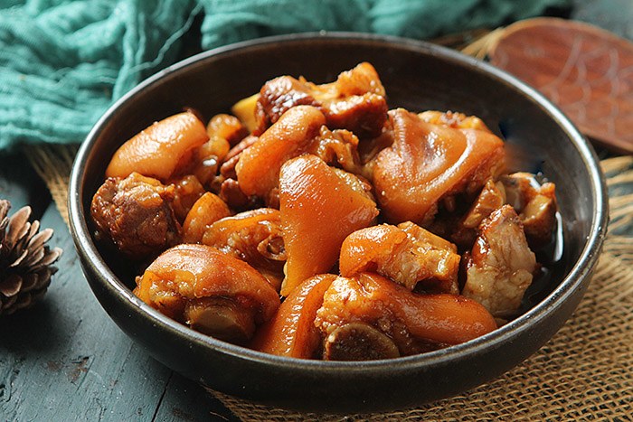 Chân giò om thơm nức, mềm tan, ăn đến đâu đã miệng đến đó