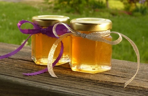 Mẹo nhỏ mách bạn phân biệt mật ong thật giả chỉ bằng nước lạnh