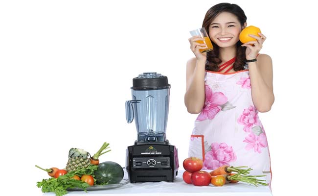 Chỉ cần 30 giây bạn đã có thể làm sạch máy xay sinh tố.