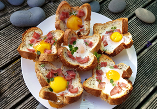 Bánh mì nướng trứng thịt hun khói cho bữa sáng đủ chất trọn vị