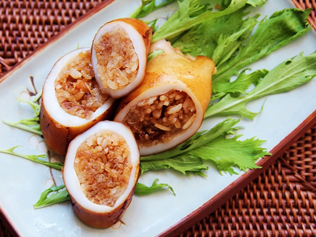 Đổi vị cho cả nhà với mực nhồi cơm chiên lạ tai lạ miệng