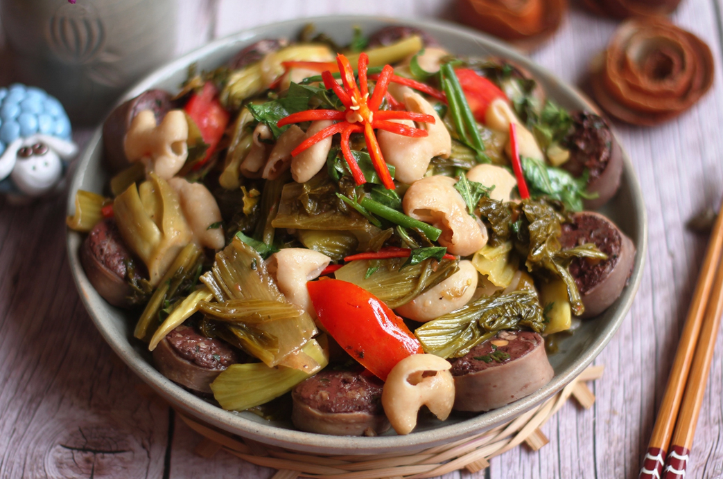 Tuyệt chiêu chế biến lòng xào dưa giòn ngon, mà không hề đắng