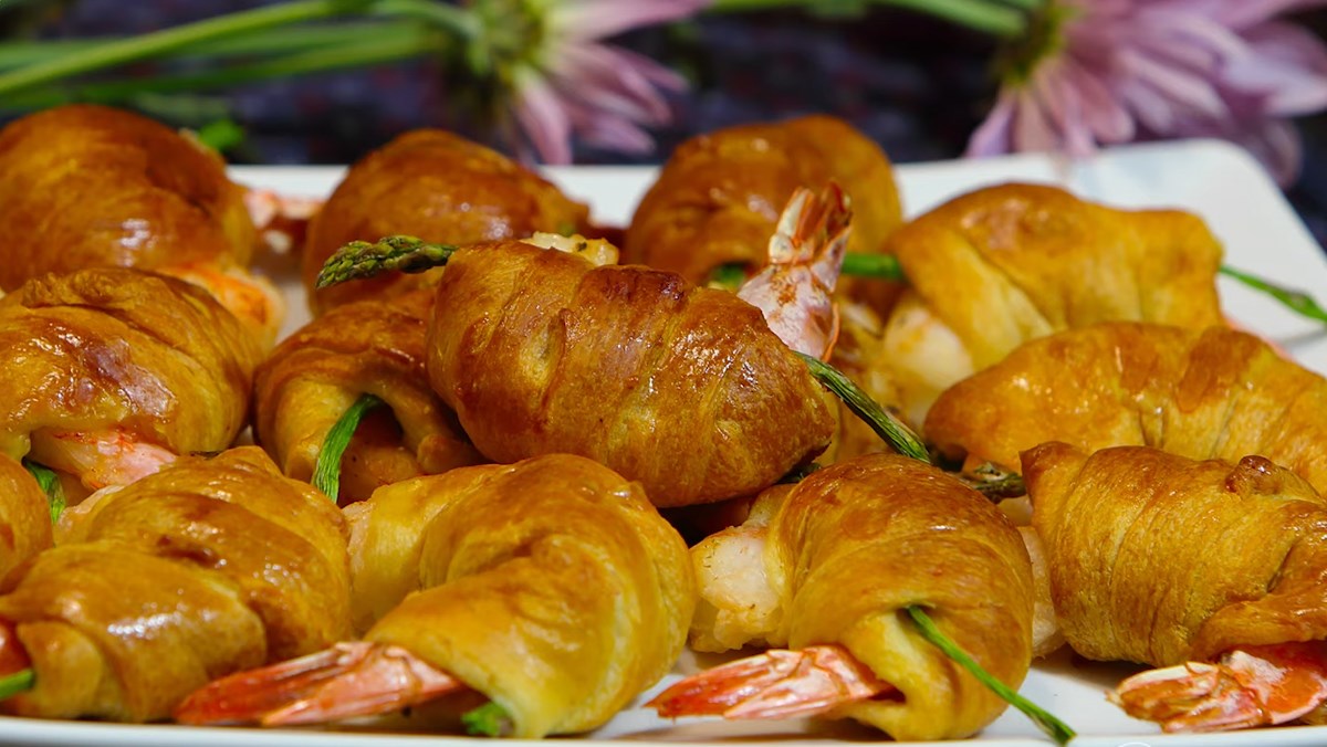 Cuối tuần mẹ vào bếp trổ tài làm món bánh tôm cuộn sừng trâu bằng nồi chiên không dầu, bé thích mê