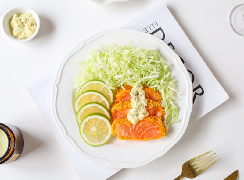 Đầu bếp nổi tiếng mách cách chiên cá hồi mềm mướt bên trong, giòn thơm bên ngoài