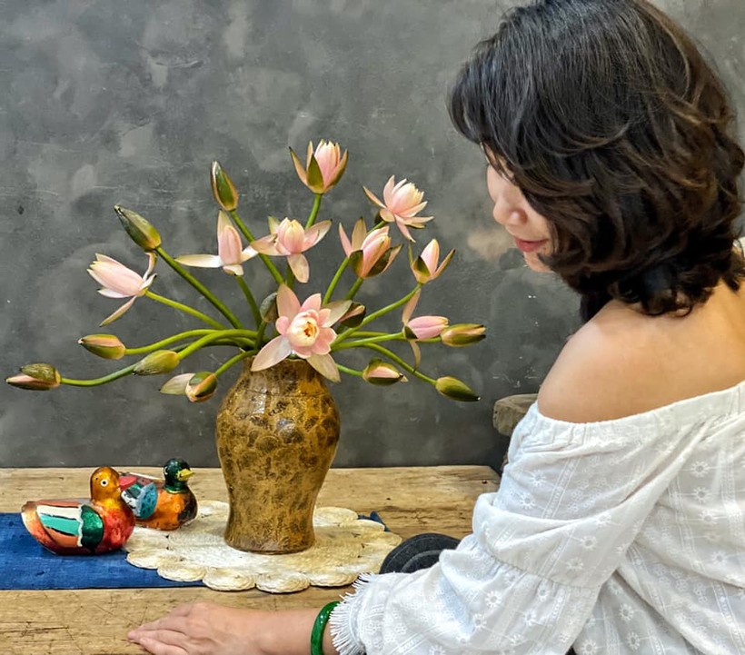 Mẹ đảm chia sẻ cách cắm bình hoa súng vạn người mê