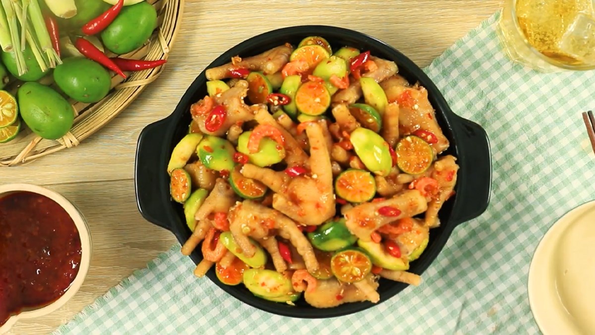 Chân gà trộn chua cay giòn sừn sựt, cực dễ làm cho bữa cơm Tất niên thêm trọn vị