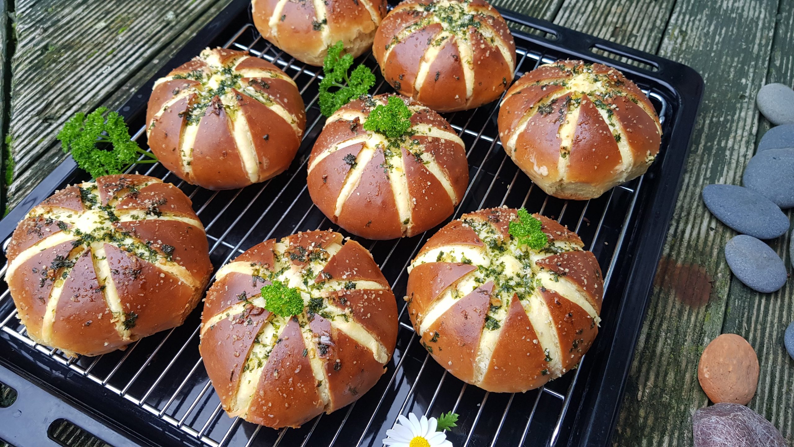 Trổ tài làm bánh mì phomai bơ tỏi bé thích mê