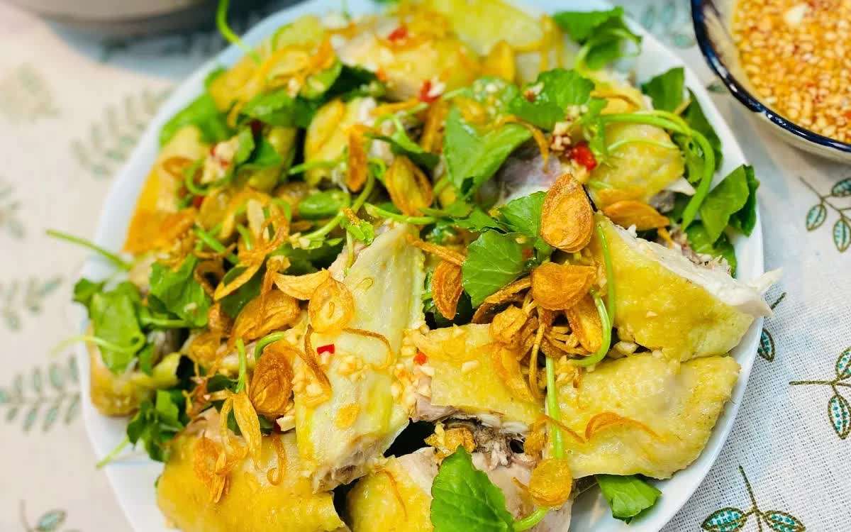 Giải Nhiệt Ngày Hè Cùng Món Gỏi Gà Rau Má – Tươi Mát, Bổ Dưỡng, Càng Ăn Càng Mê