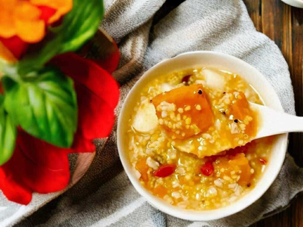 Cháo Ngũ Cốc Bí Đỏ Củ Mài – Bổ Tỳ, Dưỡng Khí Huyết Cho Phụ Nữ Trung Niên