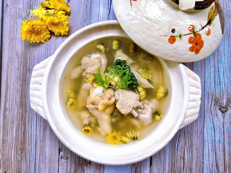 Canh gà hoa cúc - ấm lòng ngày đông, đại bổ đủ đường